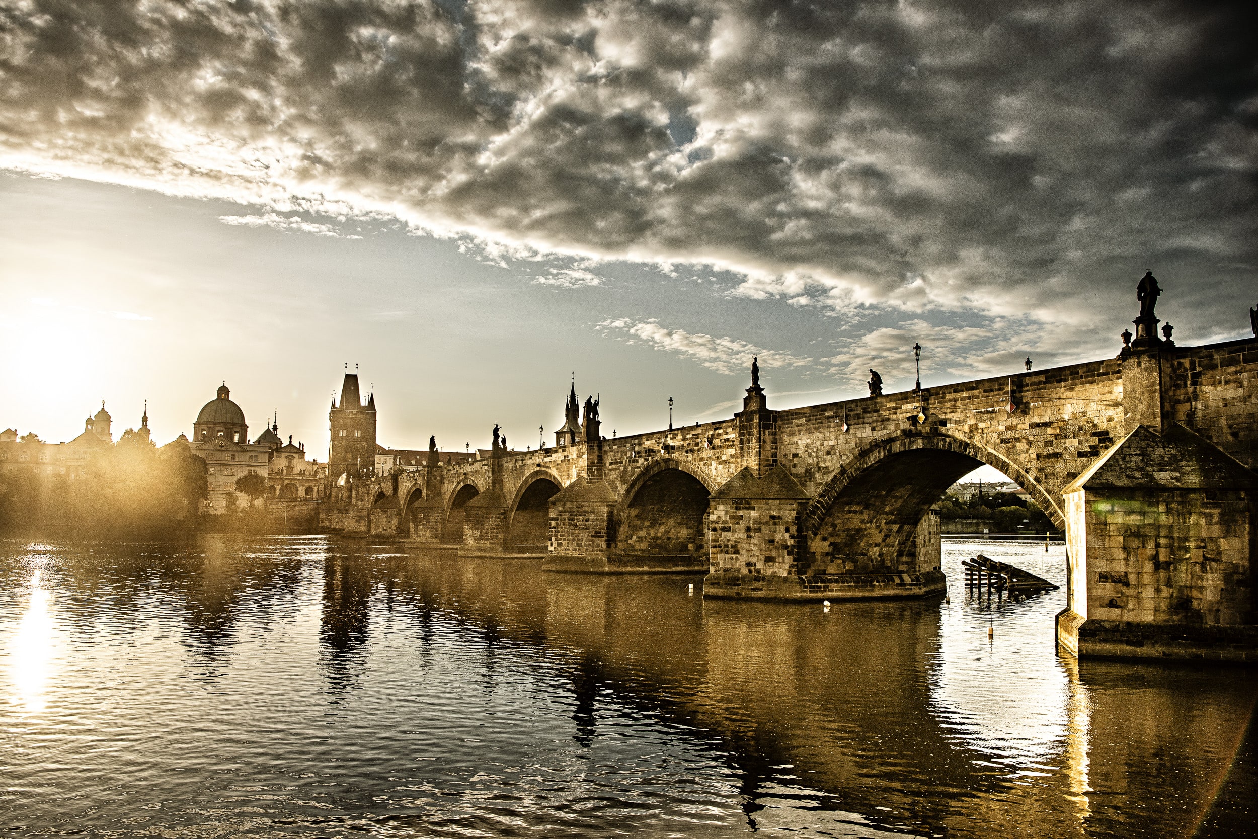 Karlův most: kamenné panorama stověžaté Prahy
